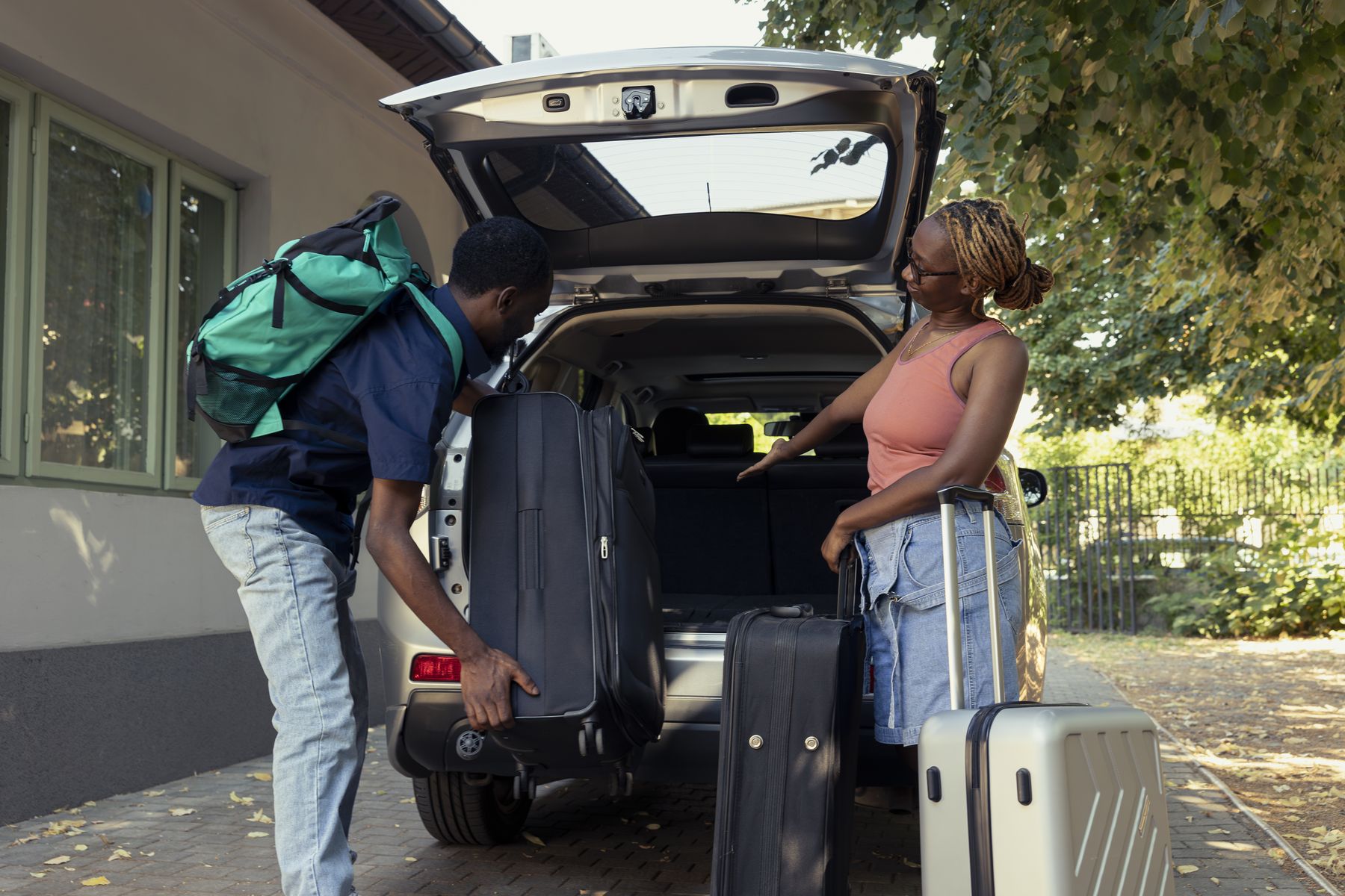 Chargement des valises dans le coffre d’un minibus