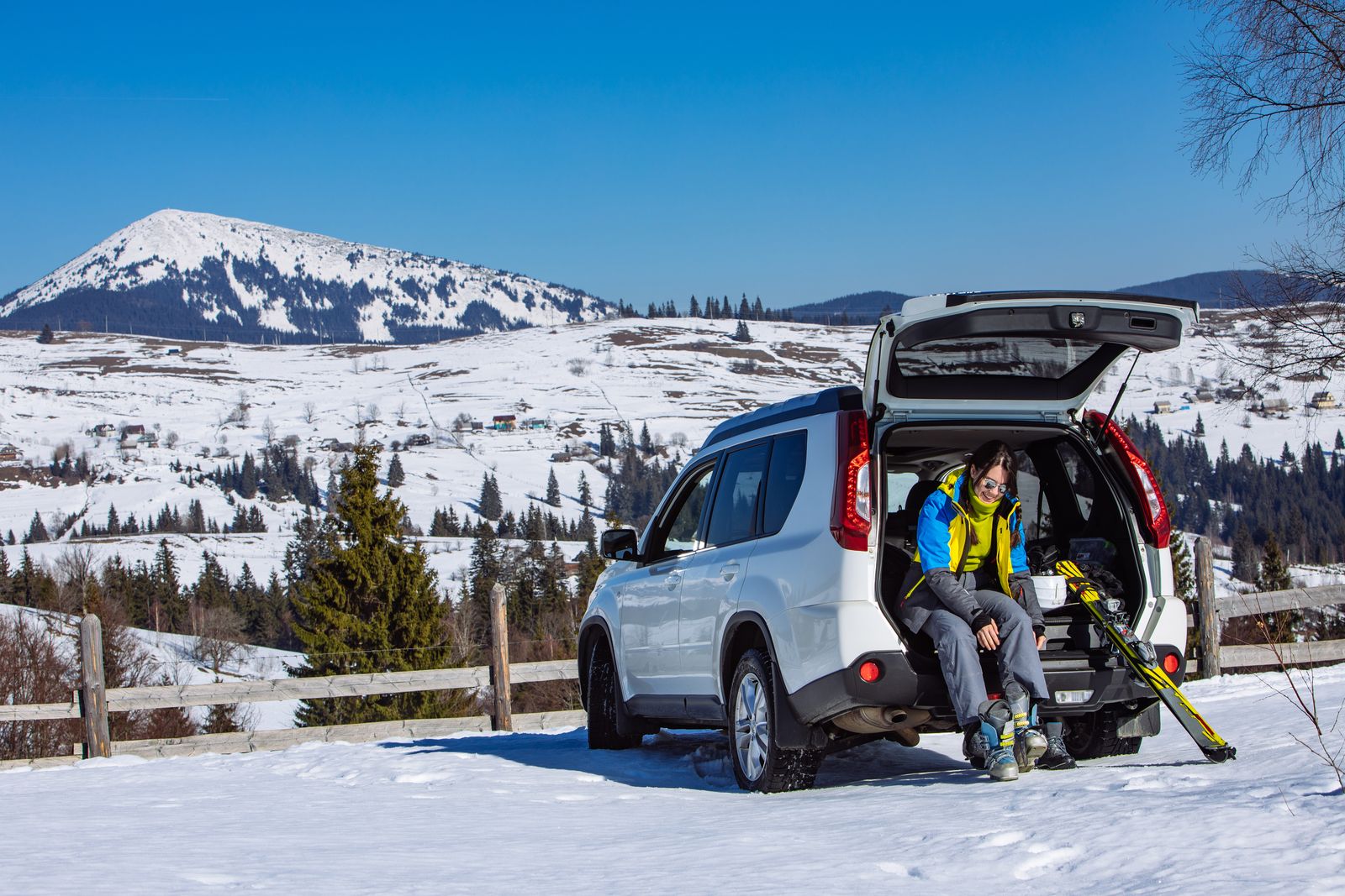 Chargement des skis dans un véhicule en montagne