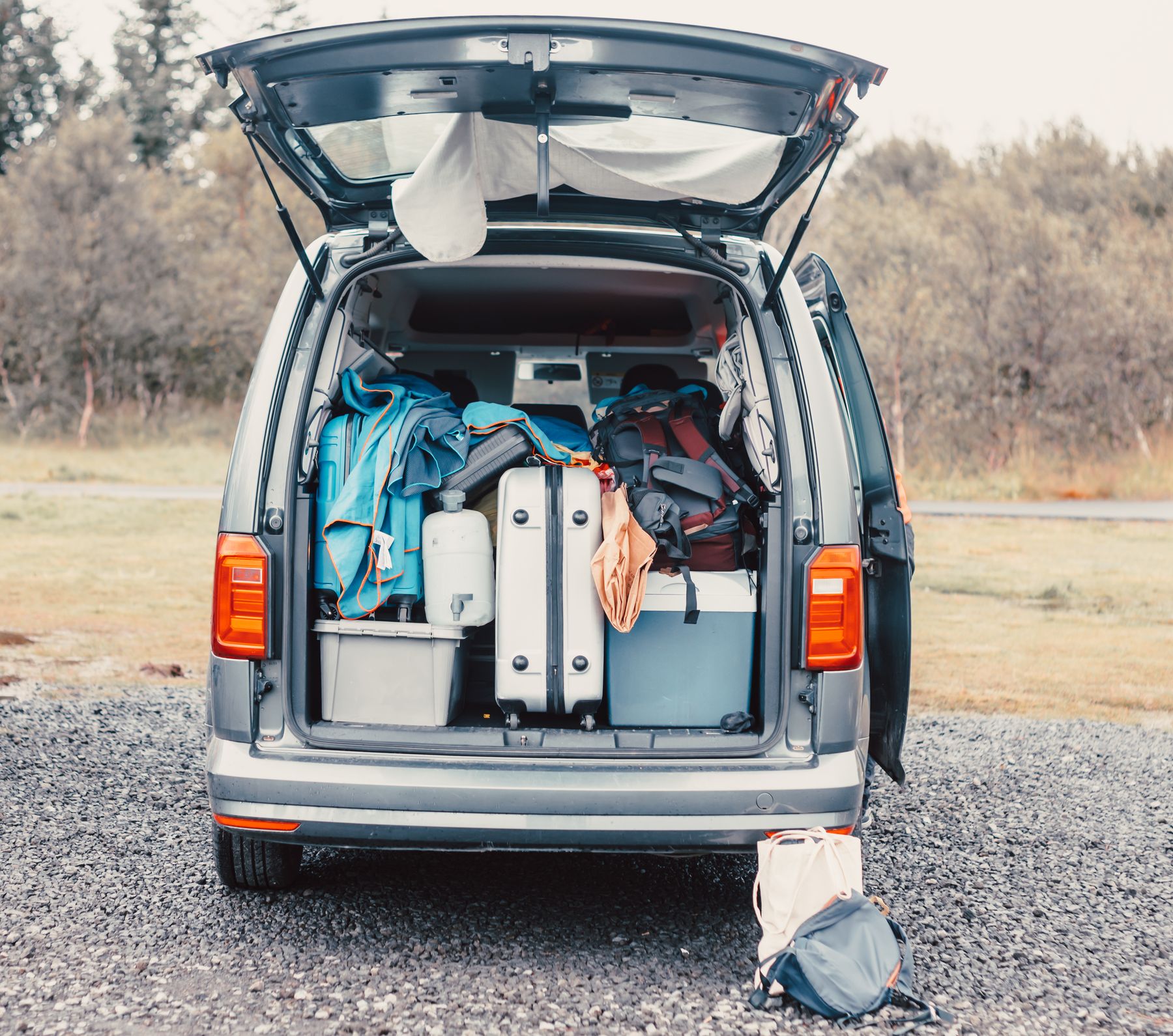 Coffre d’un minibus rempli de bagages