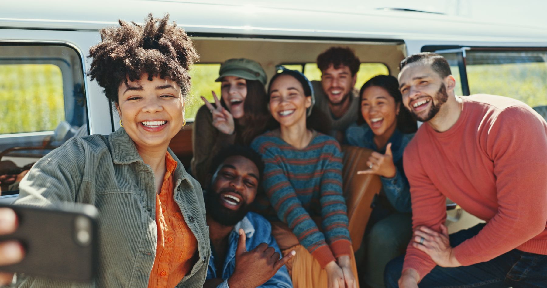 Groupe d’amis en voyage à bord d’un minibus