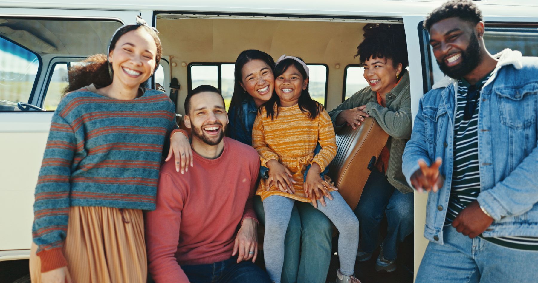 Groupe d’amis devant un minibus