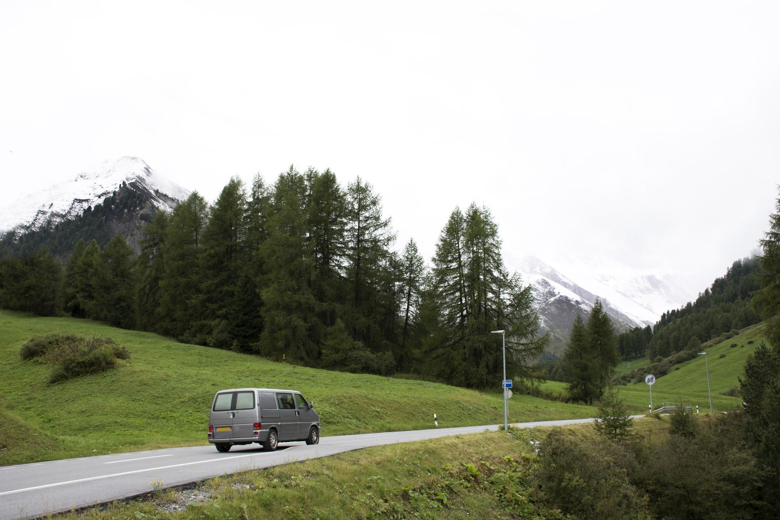 Minibus sur une route de montagne