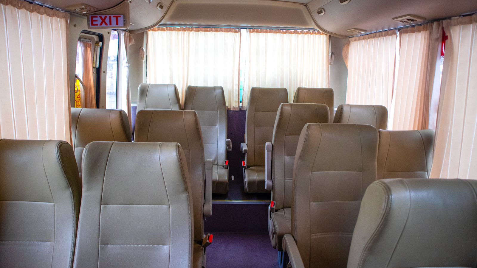 Rangées de sièges à l’intérieur d’un minibus